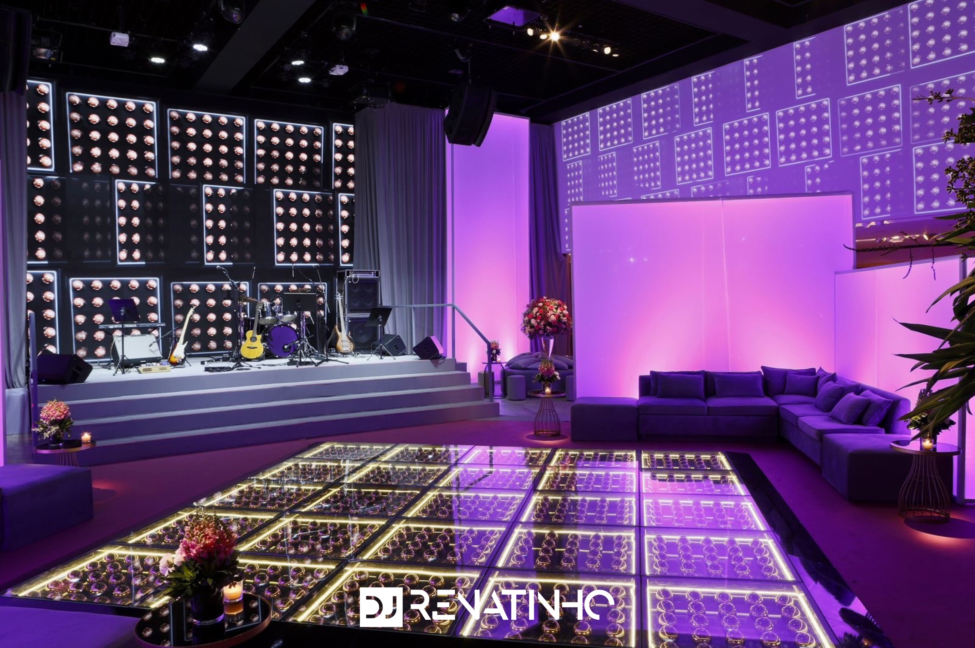 Palco com banda e pista de LED