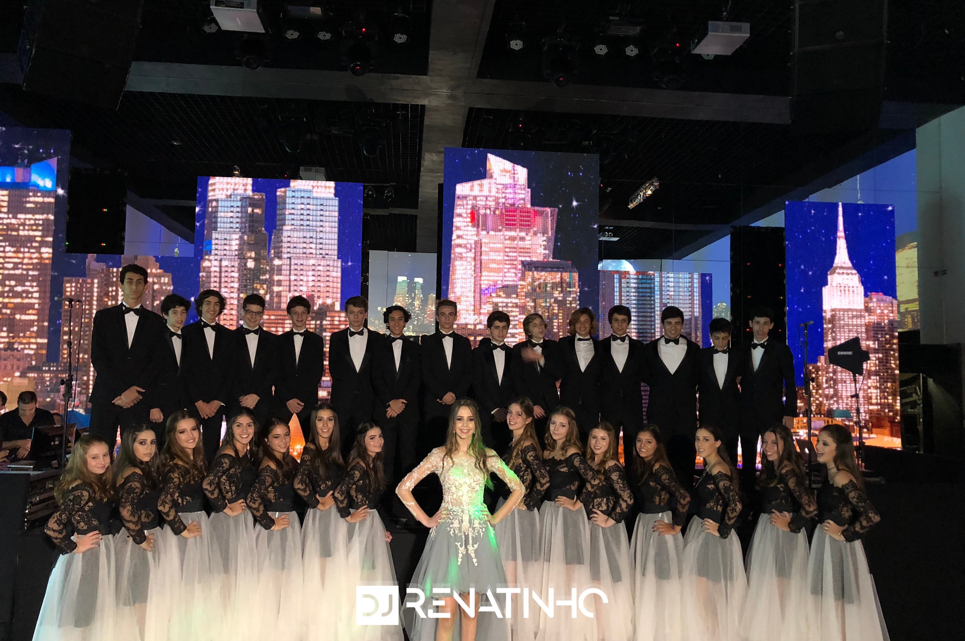 Debutante com amigos em cenário de Nova York