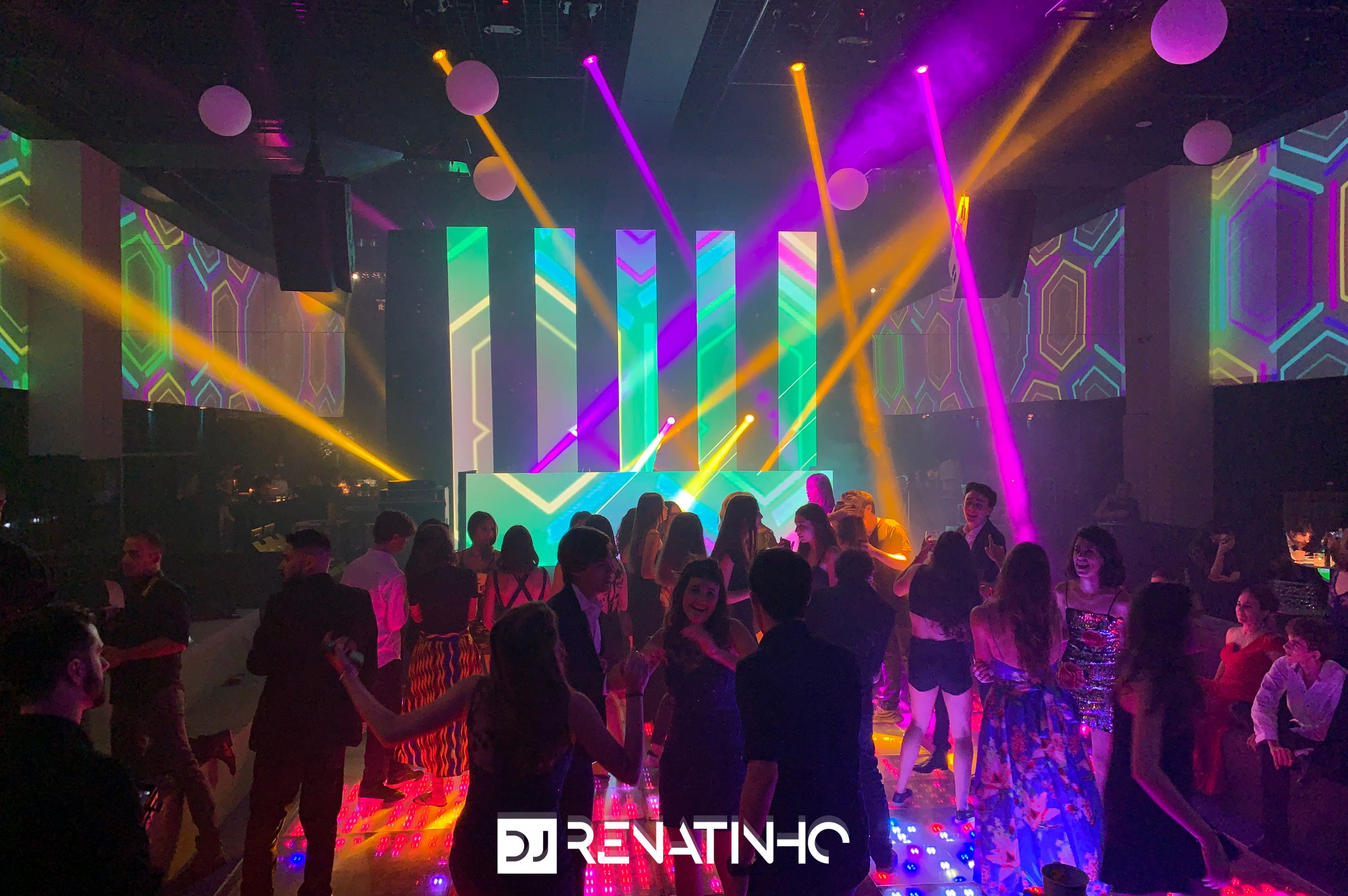 Pista de dança com jovens se divertindo